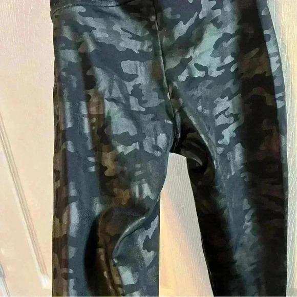 Spanx Black Camo Leggings. Size XS EUC - Picture 5 of 6